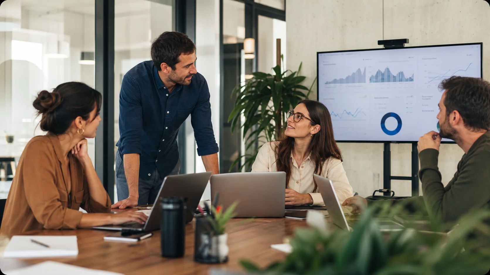 Team che analizza funnel, CRM e campagne per generare lead qualificati